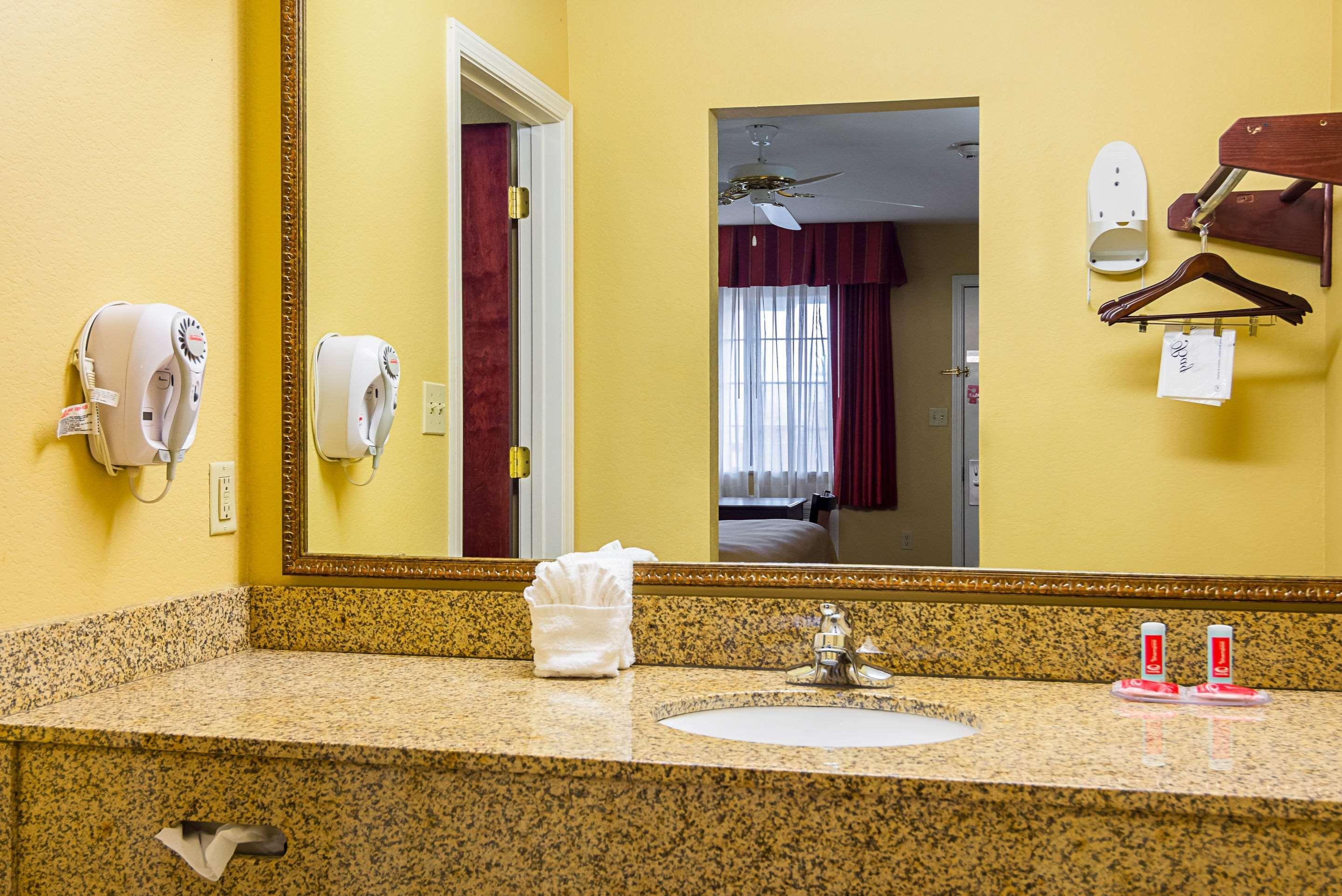 Econo Lodge Inn & Suites Брайант Экстерьер фото