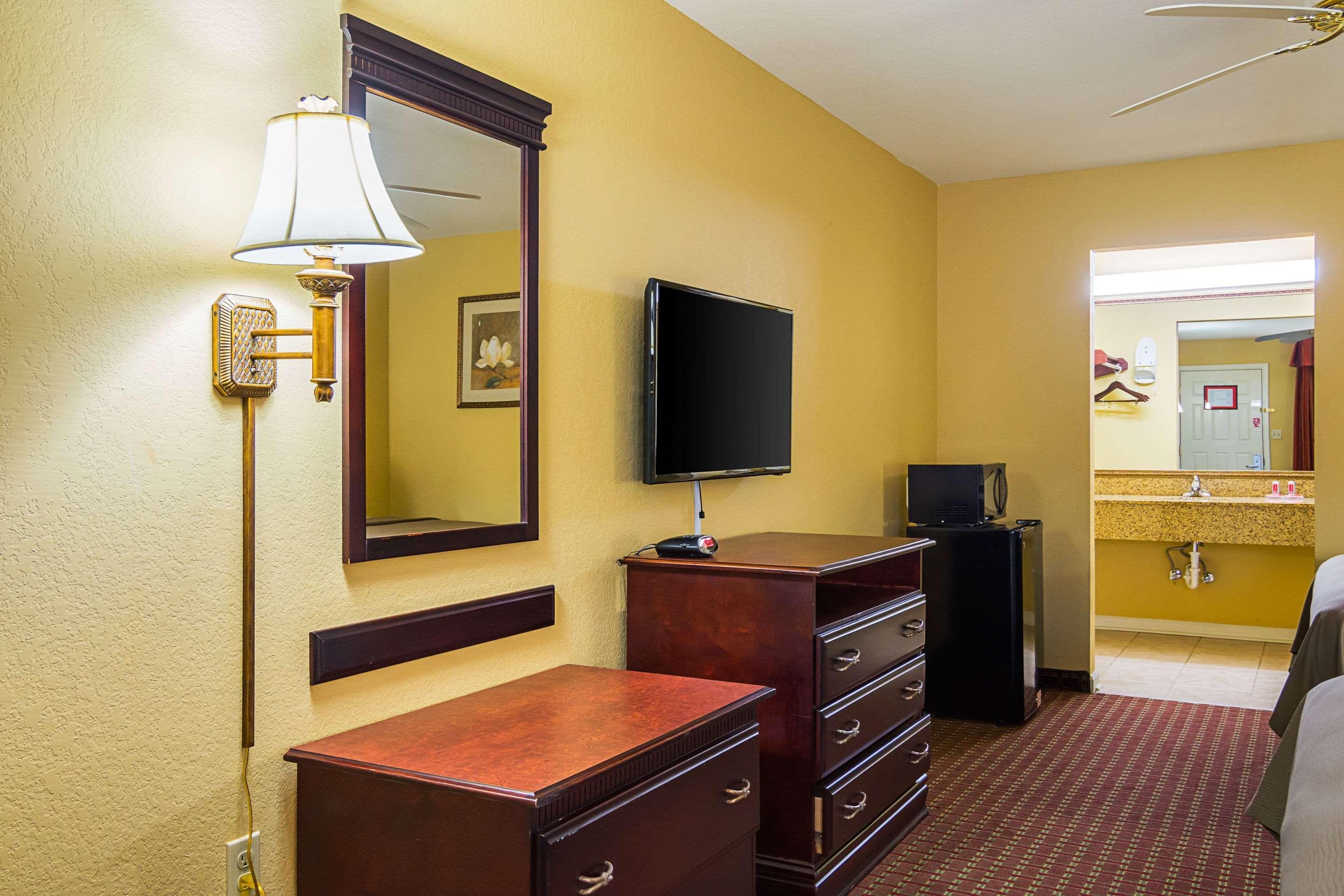 Econo Lodge Inn & Suites Брайант Экстерьер фото