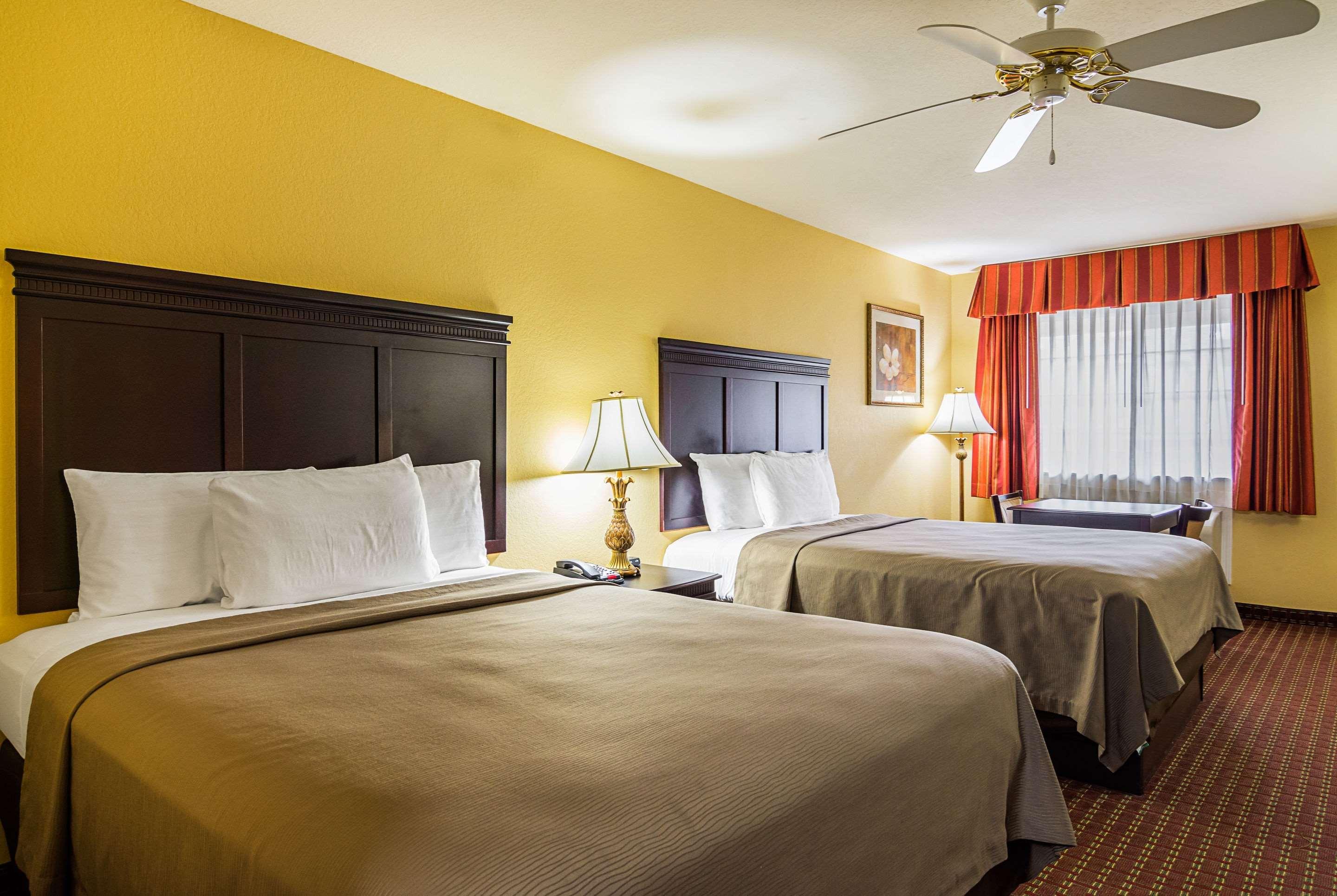 Econo Lodge Inn & Suites Брайант Экстерьер фото