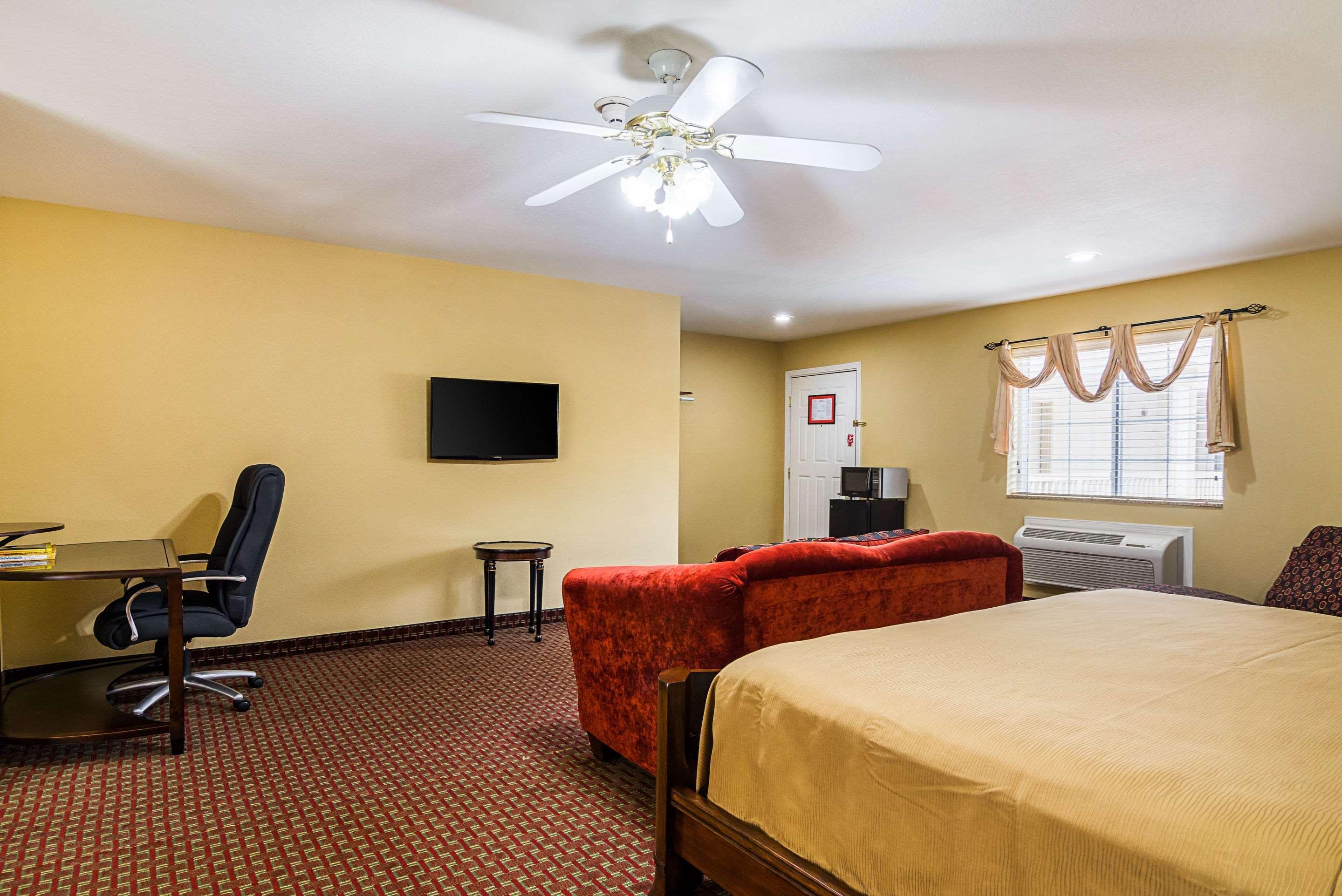 Econo Lodge Inn & Suites Брайант Экстерьер фото