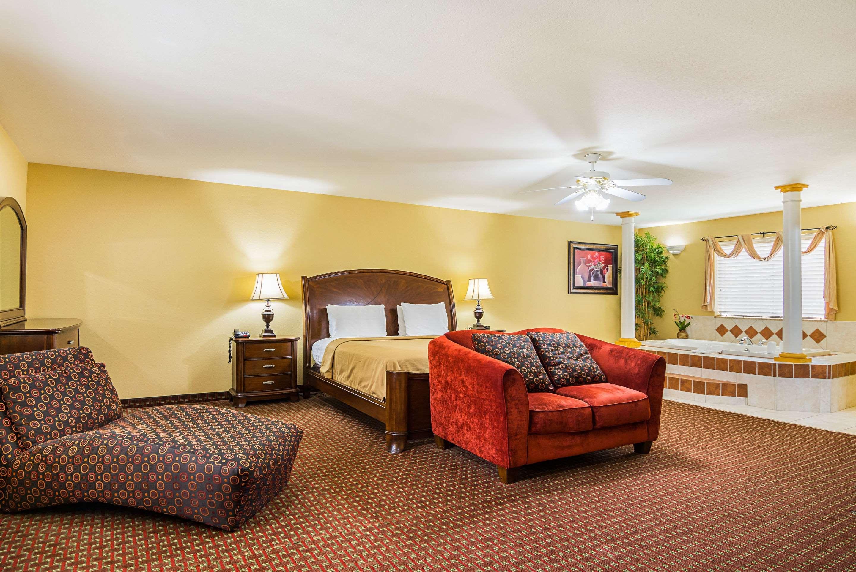 Econo Lodge Inn & Suites Брайант Экстерьер фото